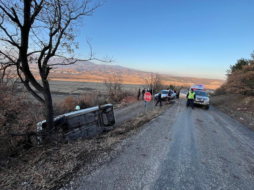 Şarampole devrilen otomobildeki 2 kişi yaralandı