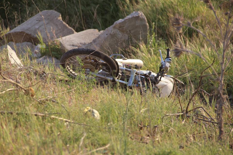 Çanakkale’nin Bayramiç ilçesinde bariyerlere çarpan motosikletin dere yatağına uçtuğu kazada 2 genç hayatını kaybetti.