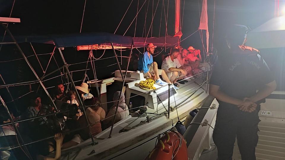 Yelkenli teknede 13 düzensiz göçmen yakalandı