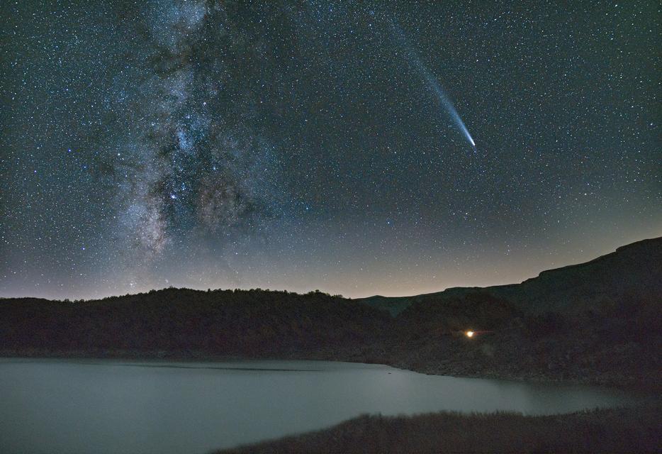 NEMRUT KRATER GÖLÜ'NDE ATLAS KUYRUKLU YILDIZI GÖRÜNTÜLENDİ