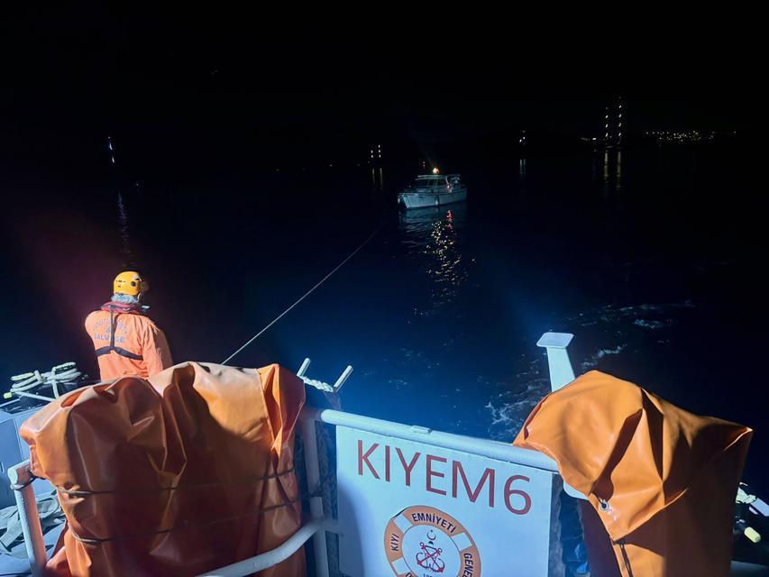 Makine arızası yapan tekneyi KIYEM ekipleri kurtardı