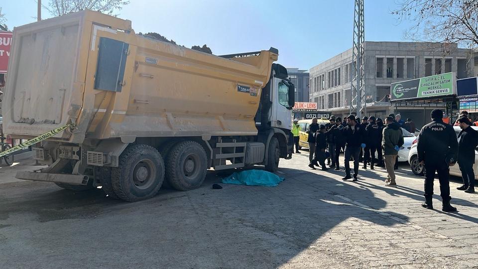 Hafriyat kamyonunun altında can verdi