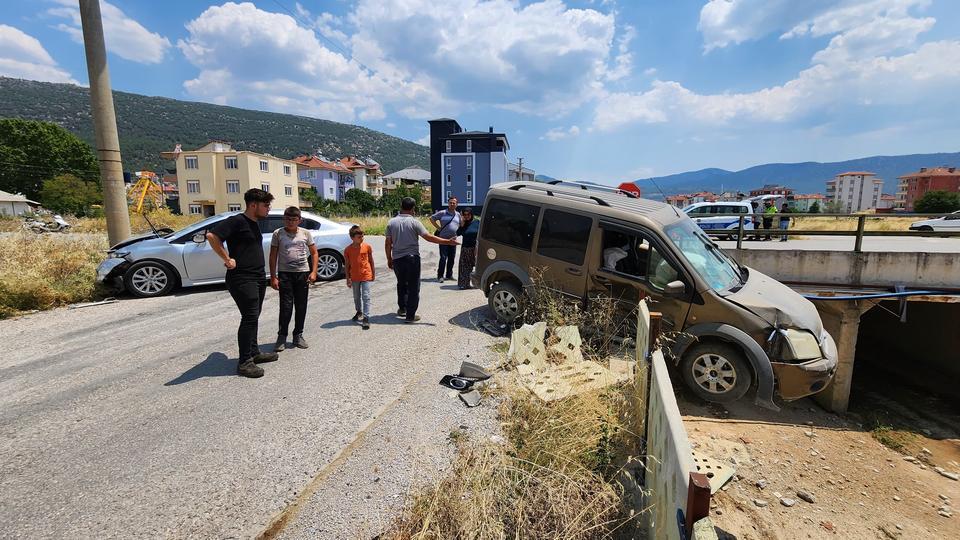 BURDUR'DA İKİ OTOMOBİL ÇARPIŞTI, ARAÇLARDAN BİRİ KÖPRÜDE ASILI KALDI: 3 YARALI