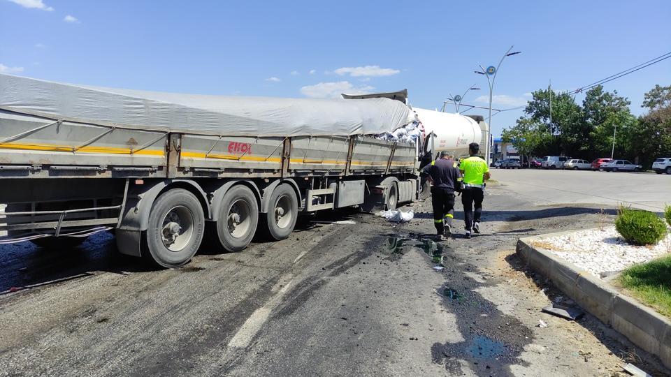 MANİSA'DA FACİANIN EŞİĞİNDEN DÖNÜLDÜ KÖMÜR YÜKLÜ TIR LPG TANKERİNE ÇARPTI: 1 YARALI