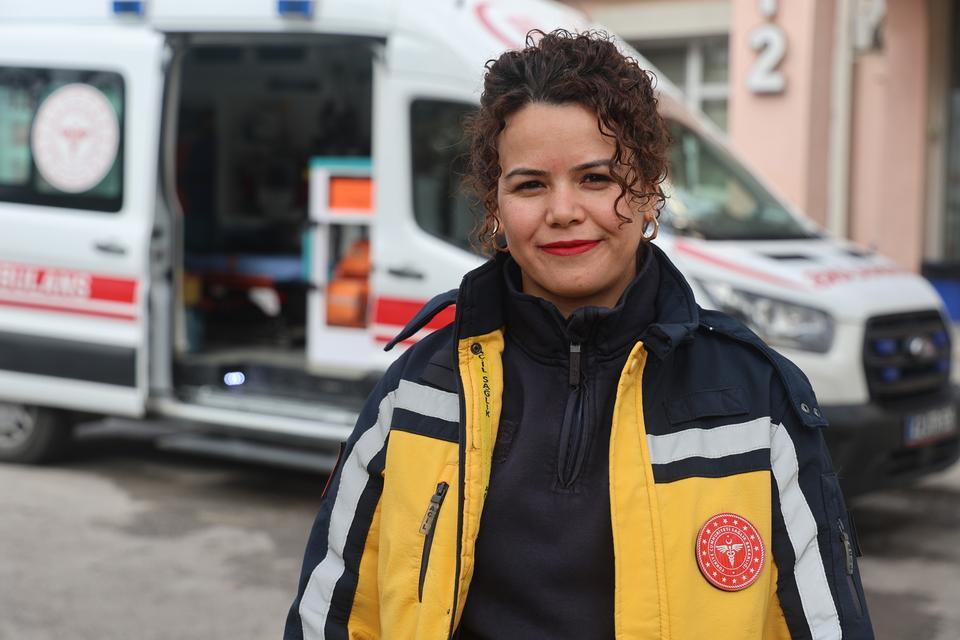 Kadın ambulans şoförü hayat kurtarmak için zamanla yarışıyor