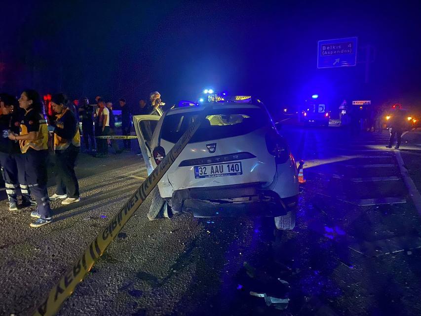 (DÜZELTME) ANTALYA'DA 3 ARACIN KARIŞTIĞI FECİ KAZA: 3 ÖLÜ KONTROLDEN ÇIKIP KARŞI ŞERİDE GEÇTİ: HURDAYA DÖNEN TOFAŞ OTOMOBİLDE KURTULAN OLMADI