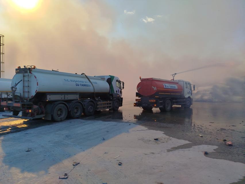 Kuşadası Belediyesi'nden Söke'deki yangını söndürme çalışmalarına destek