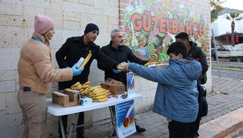 GÜZELBAHÇE'DE SÜT, POĞAÇA İLE BİRLİKTE ÖĞRENCİLERE KURUYEMİŞ VE MEYVE DE DAĞITILACAK