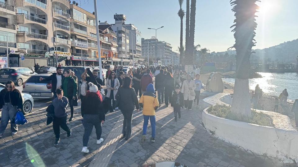 Kuşadası’nda güneşi gören sahile koştu