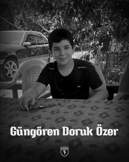 ''Acımız büyük... Takım otobüsümüzün şoförü Gürol Özer'in değerli evladı, kardeşimiz Güngören Doruk Özer geçirdiği trafik kazası sonucu hayatını kaybetmiştir. Doruk'a Allah'tan rahmet, ailesine ve sevenlerine sabır diliyoruz. Başımız sağ olsun...''