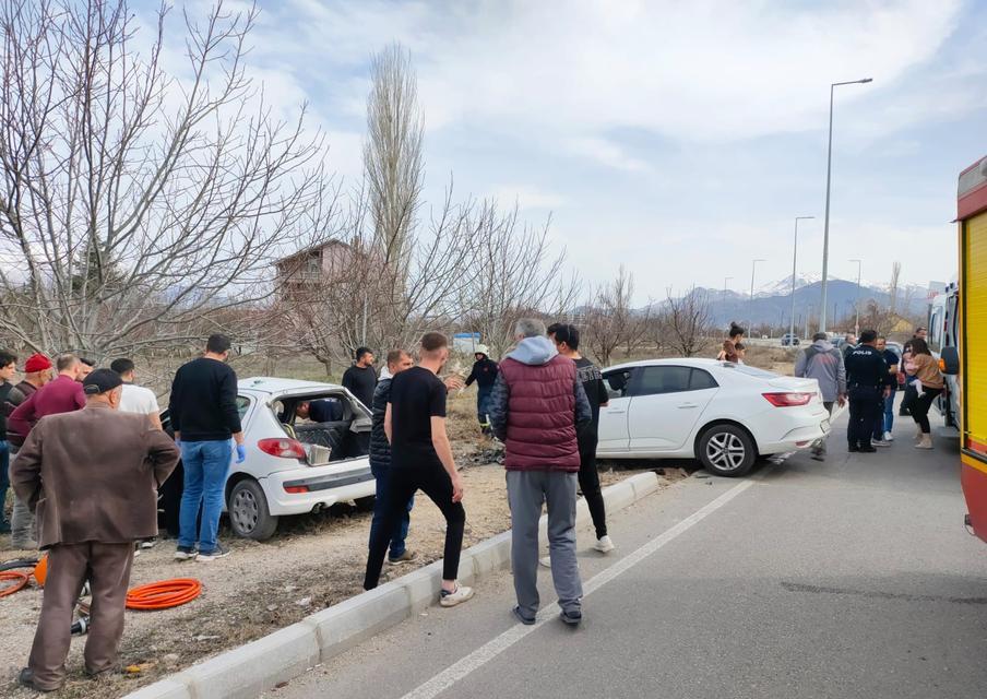 ISPARTA'DA İKİ OTOMOBİLİN KAFA KAFAYA ÇARPIŞTI: 2 ÖLÜ, 3 YARALI