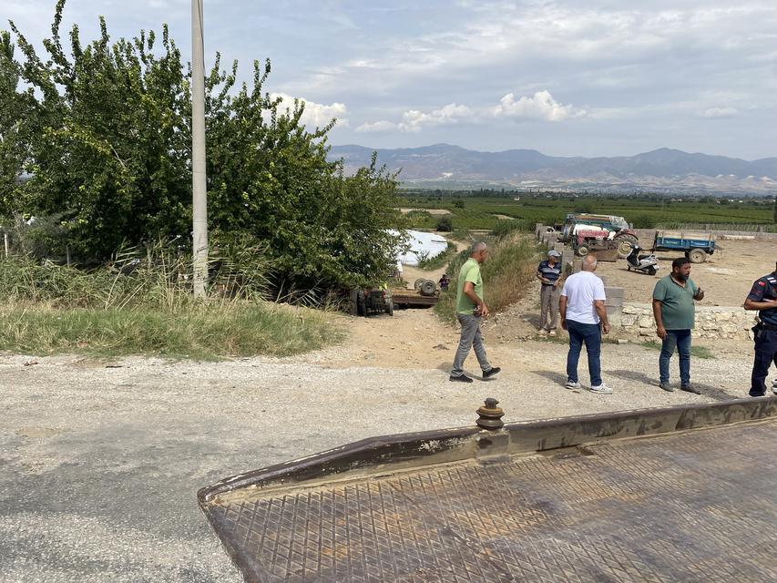 İŞÇİLERİ TAŞIYAN TRAKTÖR DEVRİLDİ: 11 YARALI