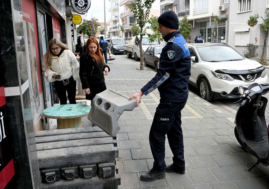 KUŞADASI BELEDİYESİ ZABITA EKİPLERİ KALDIRIM İŞGALİNE GEÇİT VERMİYOR