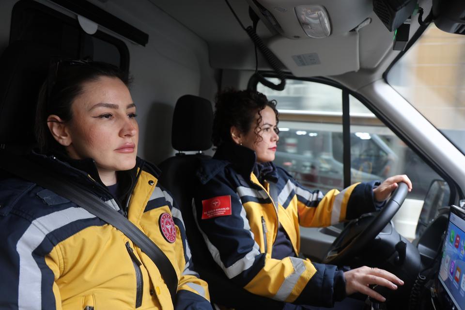 KADIN AMBULANS ŞOFÖRÜ HAYAT KURTARMAK İÇİN ZAMANLA YARIŞIYOR KONYA'DA AMBULANSTA PARAMEDİK OLARAK 14 YILDIR GÖREV YAPAN KADIN SAĞLIK ÇALIŞANI, HAYALİ OLAN AMBULANS ŞOFÖRLÜĞÜNÜN EĞİTİMİ TAMAMLAYIP DİREKSİYONA GEÇTİ