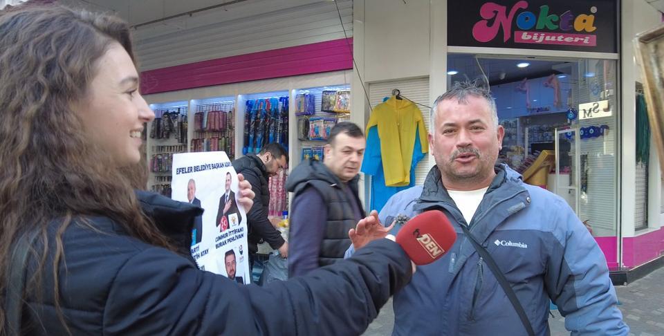 Aydın’ın Efeler ilçesi Yağcılar içinde sokak röportajı sırasında gündem olan simitçiyle karşılaşan tvDEN ekibi simitçiye mikrofon uzattı.