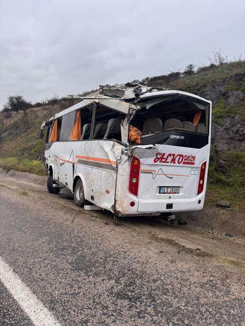 BALIKESİR'DE İŞÇİ SERVİSİ DEVRİLDİ: 4'Ü AĞIR 26 YARALI