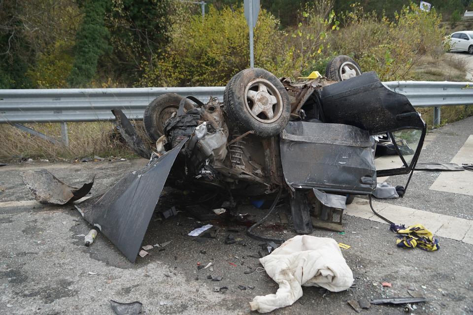 KASTAMONU'DA FECİ KAZA: 1 ÖLÜ, 3'Ü AĞIR 4 YARALI