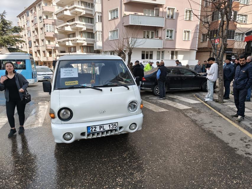 KEŞAN'DA AYDINLATMA DİREĞİNE ÇARPAN OTOMOBİLİN SÜRÜCÜSÜ YARALANDI