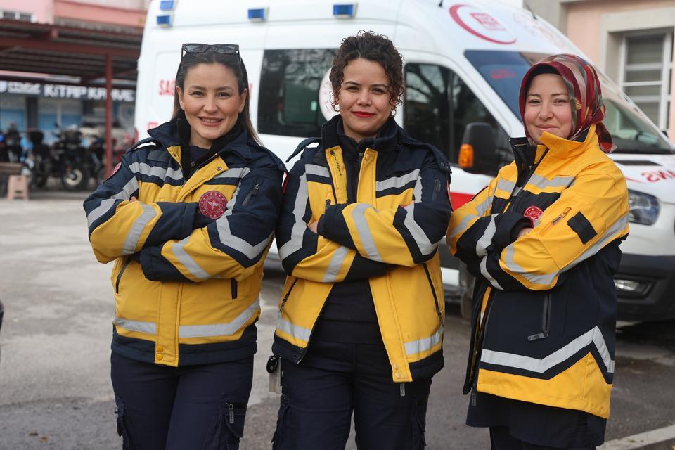 KADIN AMBULANS ŞOFÖRÜ HAYAT KURTARMAK İÇİN ZAMANLA YARIŞIYOR KONYA'DA AMBULANSTA PARAMEDİK OLARAK 14 YILDIR GÖREV YAPAN KADIN SAĞLIK ÇALIŞANI, HAYALİ OLAN AMBULANS ŞOFÖRLÜĞÜNÜN EĞİTİMİ TAMAMLAYIP DİREKSİYONA GEÇTİ