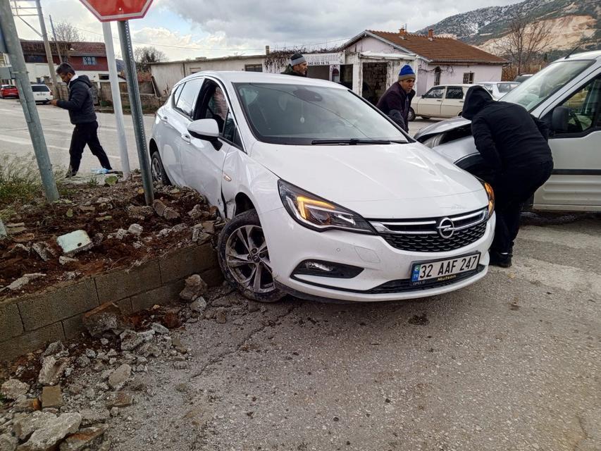 Hafif ticari araç ile otomobil çarpıştı: 5 yaralı