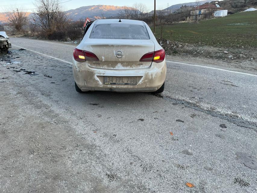 Adıyaman'da 2 otomobil çarpıştı: 4 yaralı