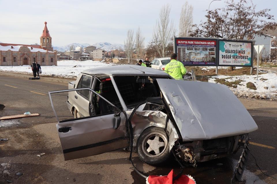 Oltu'da trafik kazası: 4 yaralı