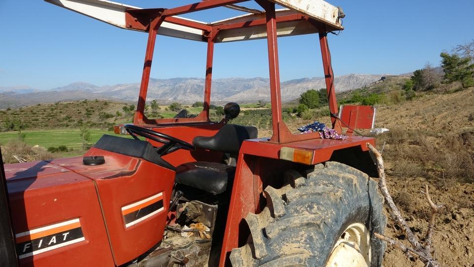 EŞİNE YARDIM ETMEK İSTERKEN AYAĞINDAN OLUYORDU TRAKTÖRÜN ŞAFTINA AYAĞINI KAPTIRAN KADIN YARALANDI