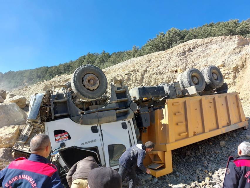 KAHRAMANMARAŞ'TA HAFRİYAT KAMYONU DEVRİLDİ: 1 YARALI