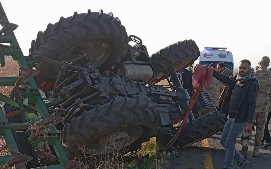 Devrilen traktör altında kalan sürücü hayatını kaybetti