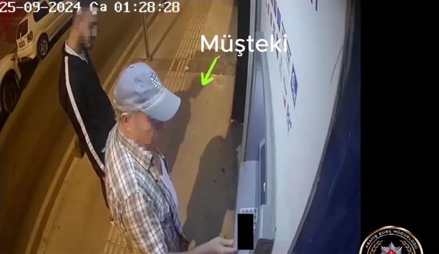 SIRA BEKLER GİBİ YAPTI, ATM'DEN PARA ÇEKEN EMEKLİYİ GASP ETTİ İZMİR'DE ATM'DEN EMEKLİ PARASINI ÇEKEN YAŞLI ADAMIN GASP EDİLMESİ KAMERADA