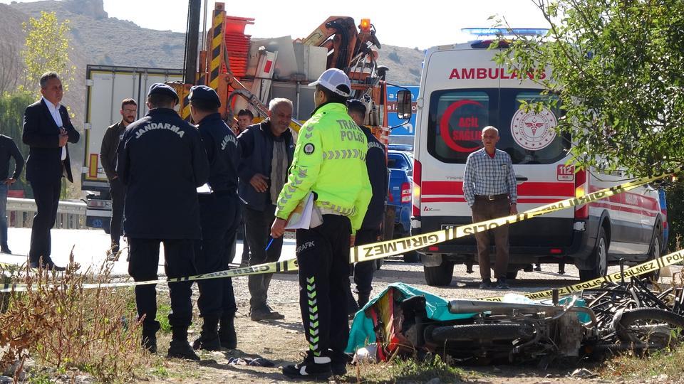 KEDİYE ÇARPIP ÖLDÜ, CENAZESİ SAATLER SONRA BULUNDU ŞARAMPOLE DEVRİLEREK HAYATINI KAYBEDEN MOTOSİKLETLİYİ SAATLER SONRA KARAYOLLARI EKİPLERİ BULDU