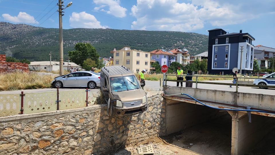 BURDUR'DA İKİ OTOMOBİL ÇARPIŞTI, ARAÇLARDAN BİRİ KÖPRÜDE ASILI KALDI: 3 YARALI