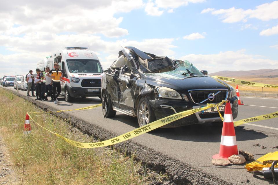 FECİ KAZADA KIZ KARDEŞLER HAYATINI KAYBETTİ KAMYONA ARKADAN ÇARPAN OTOMOBİL HURDAYA DÖNDÜ