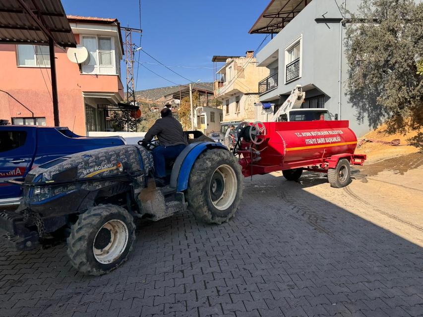 YAĞMUR DUASINI YARIDA BIRAKARAK ALEVLERE MÜDAHALE ETTİLER BOZDOĞAN'DA ÇIKAN YANGINDA EV, ALEVLERE TESLİM OLDU