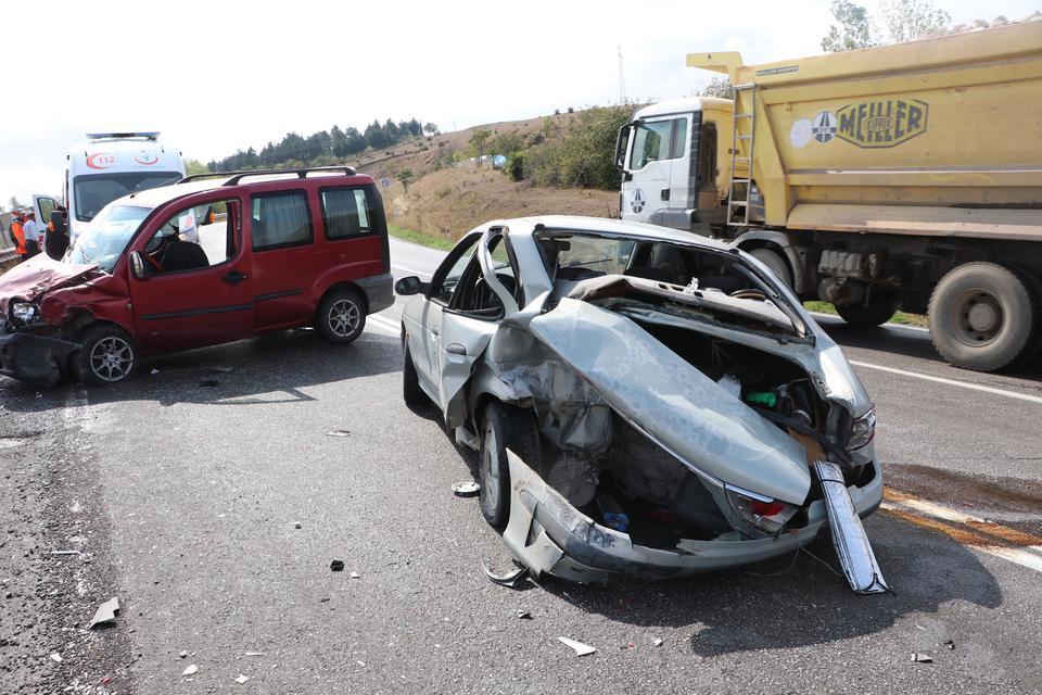 SAMSUN'DA HAFİF TİCARİ ARAÇ İLE OTOMOBİL ÇARPIŞTI: 4 YARALI